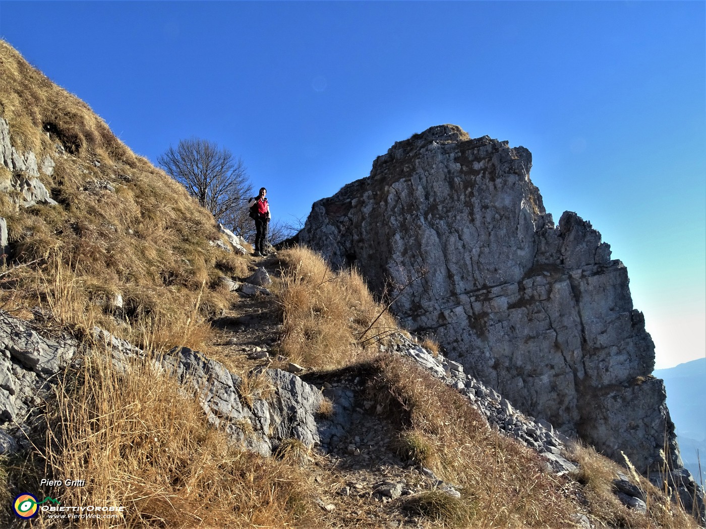 57 In decisa salita tra roccioni sullo Zuc di Pralongone (1503 m).JPG